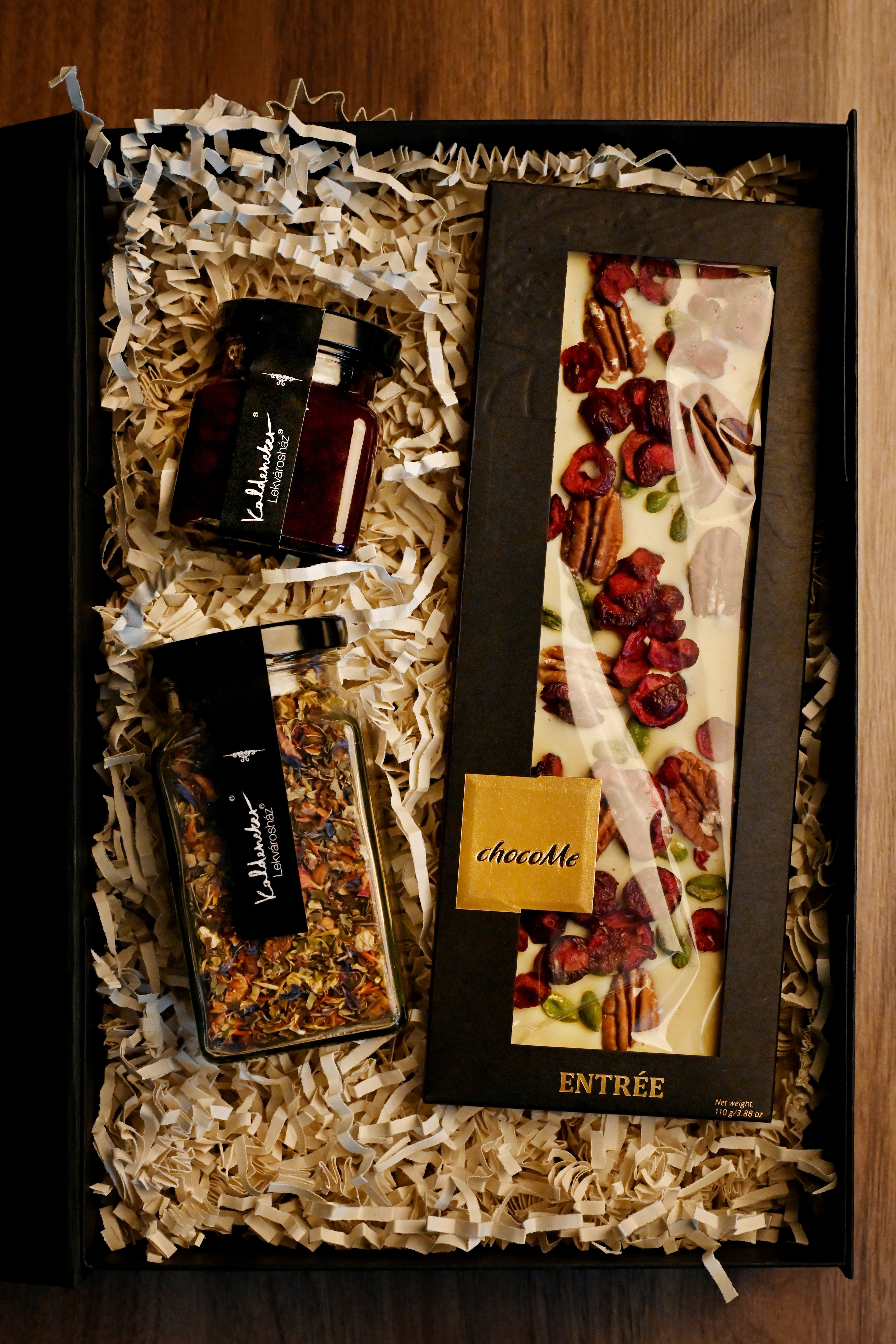 Csokoládé és Tea Ajándékcsomag – Édes és Kifinomult Válogatás